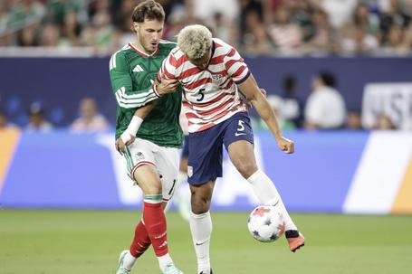 «Falhanço que dá vergonha» e «absurdo»: mexicanos arrasam Santiago Gimenez
