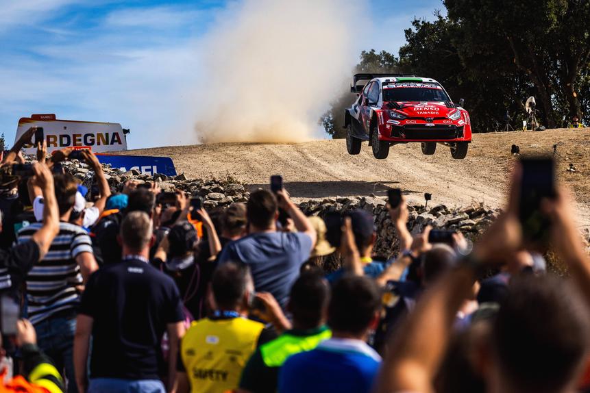 Elfyn Evans, num Toyota Yaris, ficou em 5.º na Sardenha, mas é o novo campeão mundial de ralis - foto: IMAGO
