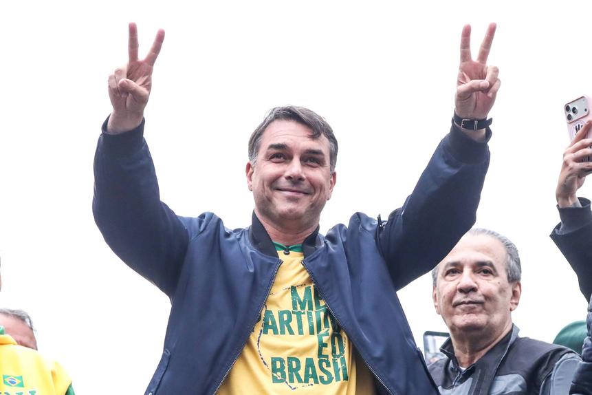 Flávio Bolsonaro parte na frente nas eleições (IMAGO)