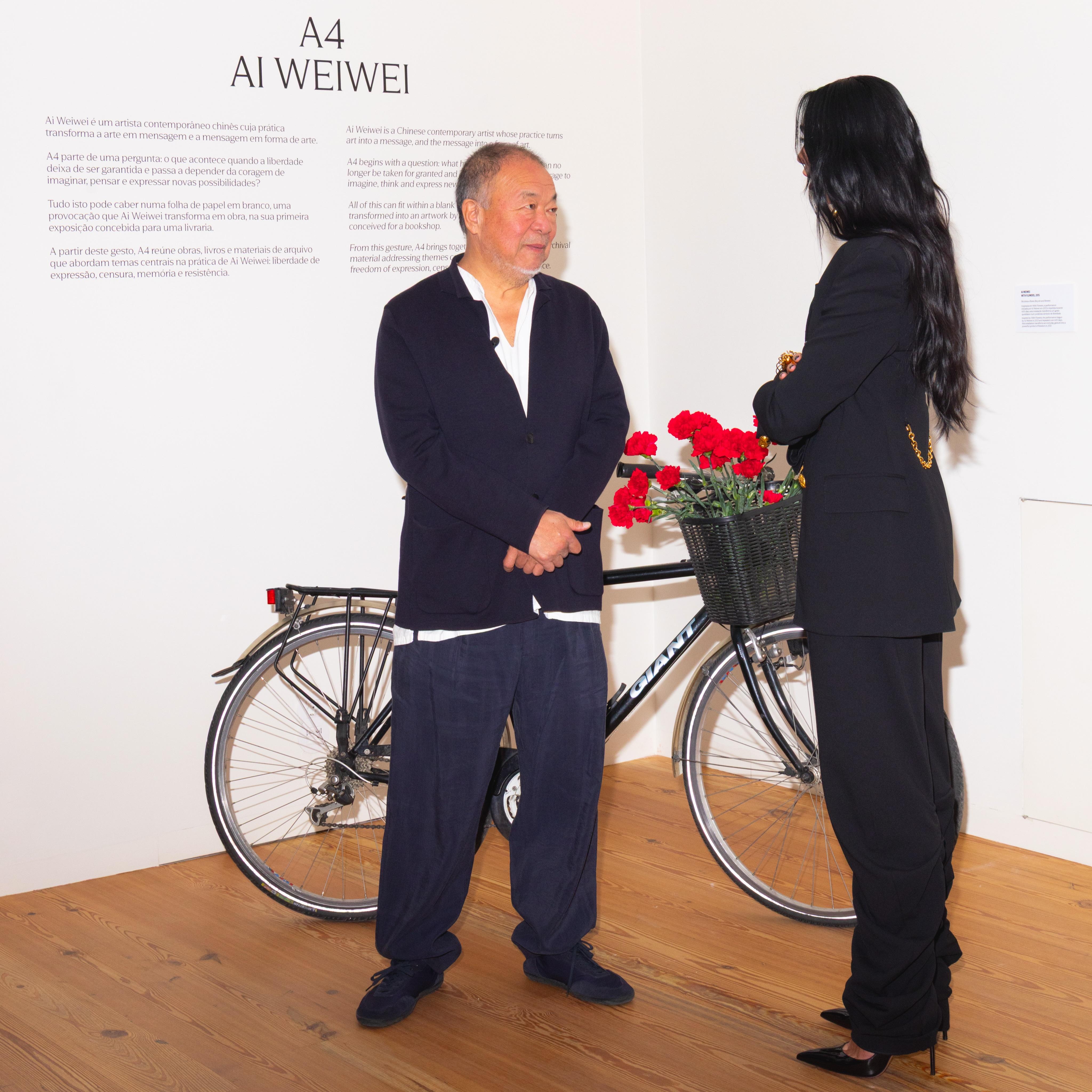 Dua Lipa na livraria Lello, no Porto, para inaugurar projeto literário Manifesto Library, com o artista chinês Ai WeiWei - foto/Instagram