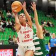 Inês Neto ataca o cesto perante o olhar de Gabby Elliott, no dérbi de basquetebol feminino entre o Sporting e o Benfica - Foto: Benfica