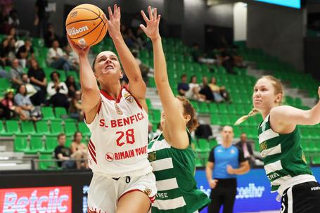 Inês Neto ataca o cesto perante o olhar de Gabby Elliott, no dérbi de basquetebol feminino entre o Sporting e o Benfica - Foto: Benfica