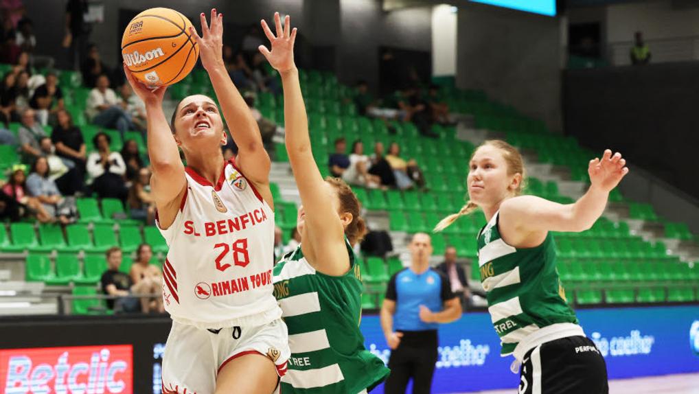 Inês Neto ataca o cesto perante o olhar de Gabby Elliott, no dérbi de basquetebol feminino entre o Sporting e o Benfica - Foto: Benfica