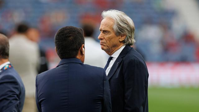 Dragão dividido: aplausos e assobios para Jorge Jesus