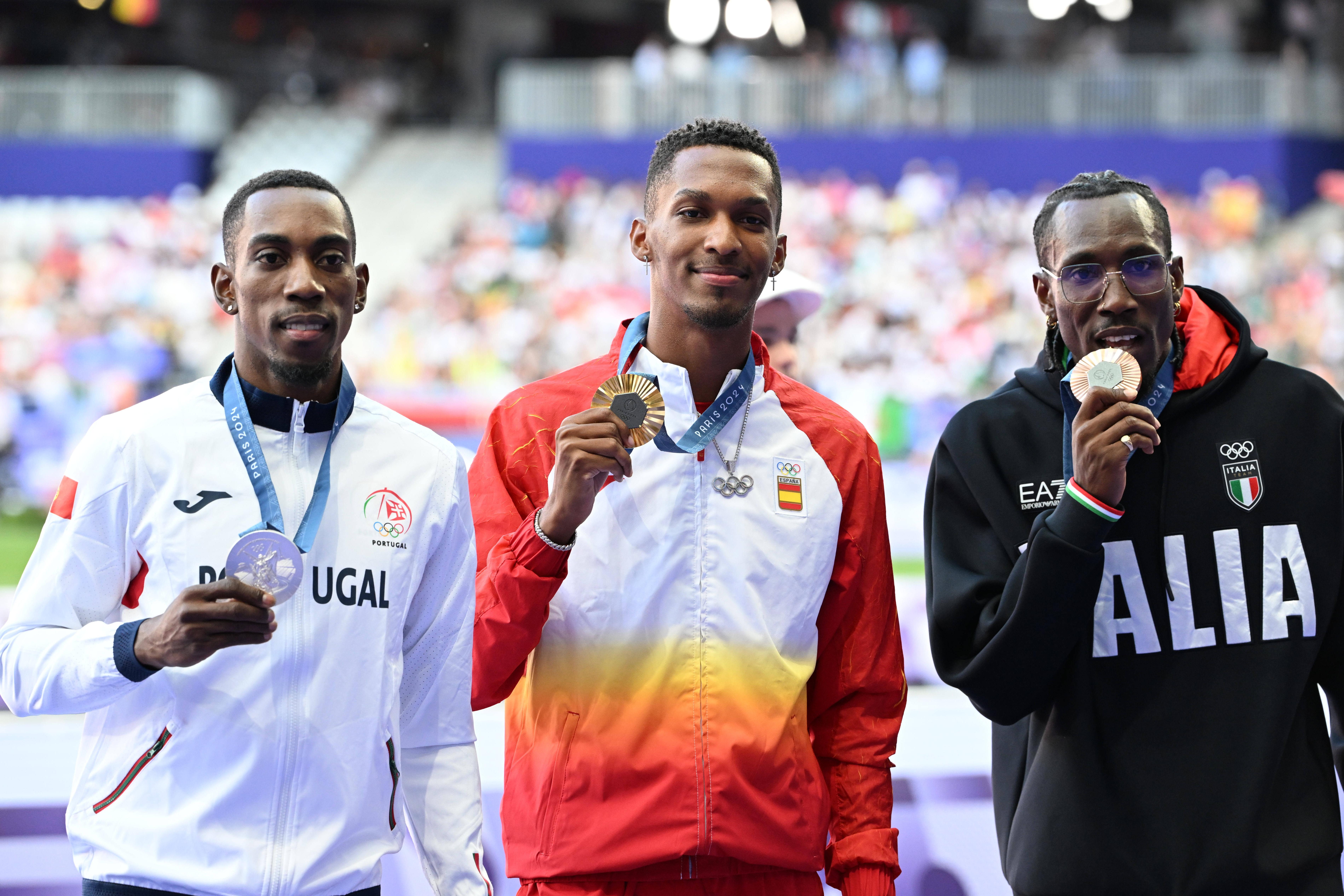 Andy Díaz, bronze, ao lado de Pedro Pichardo, prata - Foto: Imago