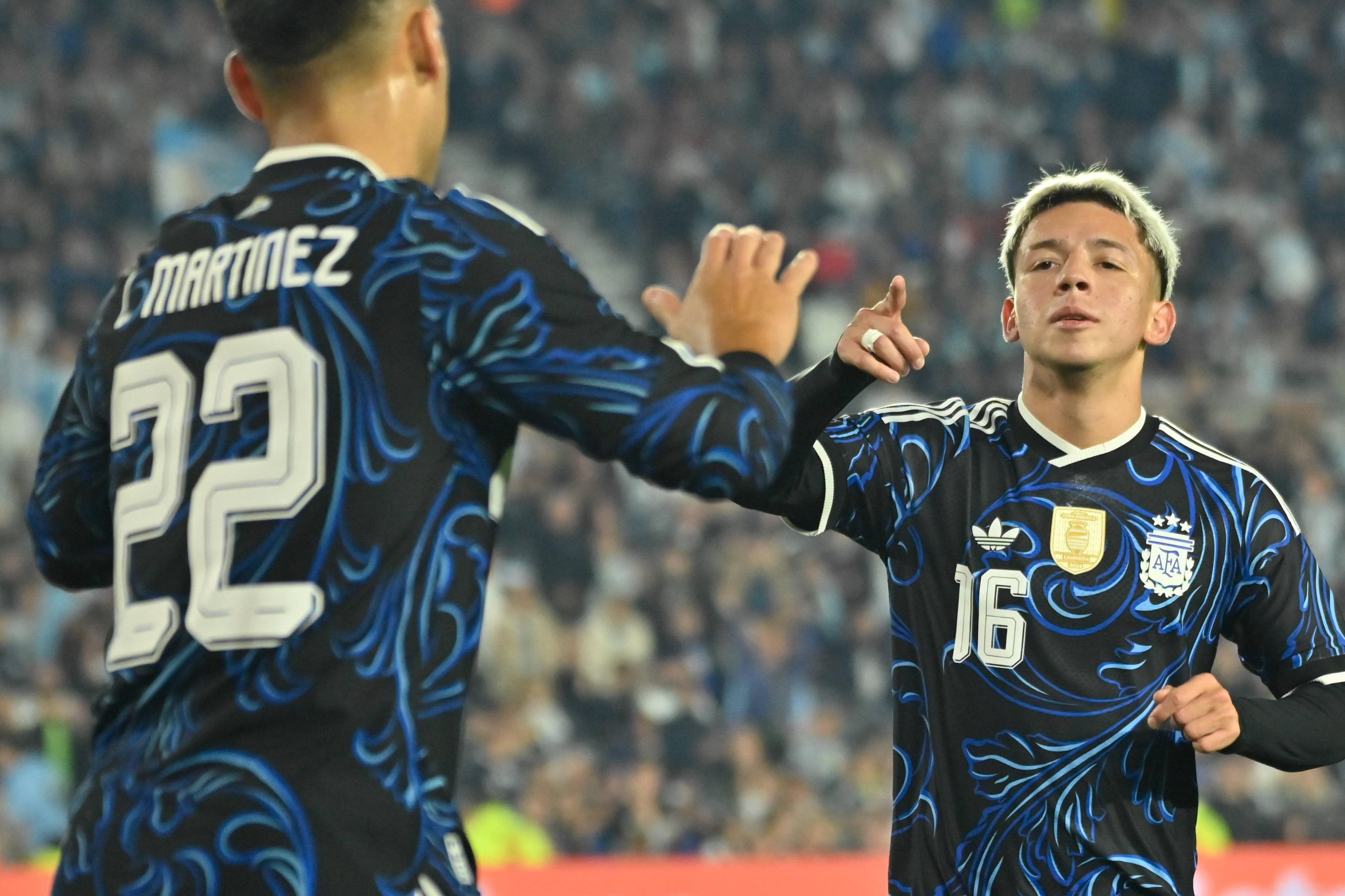 Prestianni agradece a Lautaro Martínez depois de marcar o primeiro golo dele na seleção, terceiro da Argentina na goleada ao Burkina Faso — Foto: IMAGO