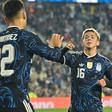 Prestianni agradece a Lautaro Martínez depois de marcar o primeiro golo dele na seleção, terceiro da Argentina na goleada ao Burkina Faso — Foto: IMAGO