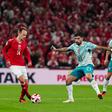 Rúben Neves marca Mikkel Damsgaard (Foto: IMAGO)