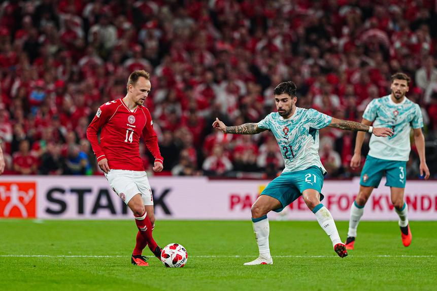 Rúben Neves marca Mikkel Damsgaard (Foto: IMAGO)