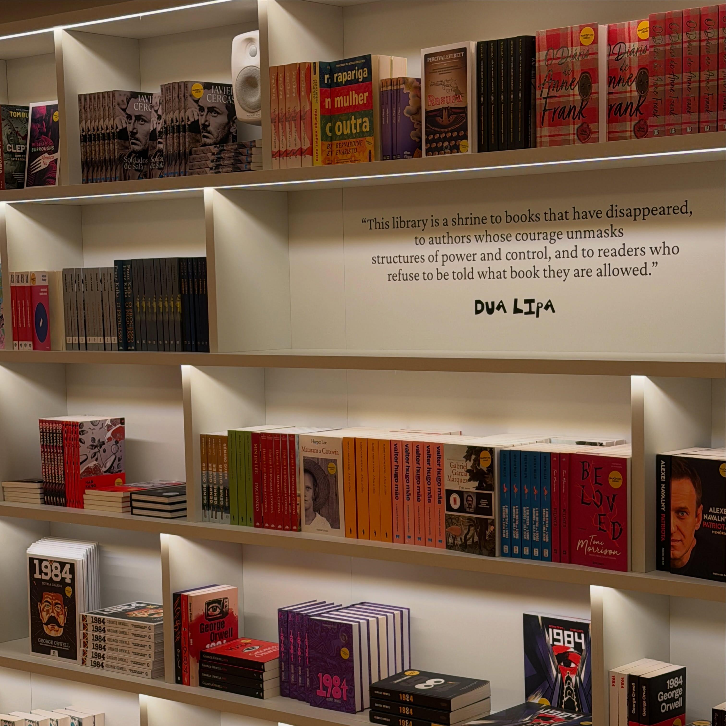 Dua Lipa na livraria Lello, no Porto, para inaugurar projeto literário Manifesto Library - foto/Instagram