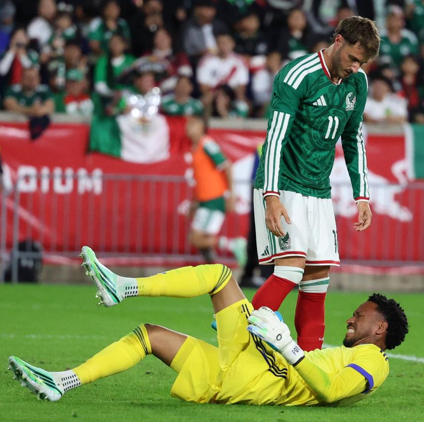 Santiago Gimenez em representação do México