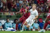 Andreas Schjelderup em batalha com Nuno Mende s(Foto: IMAGO)