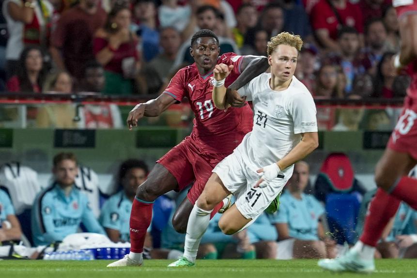 Andreas Schjelderup em batalha com Nuno Mende s(Foto: IMAGO)