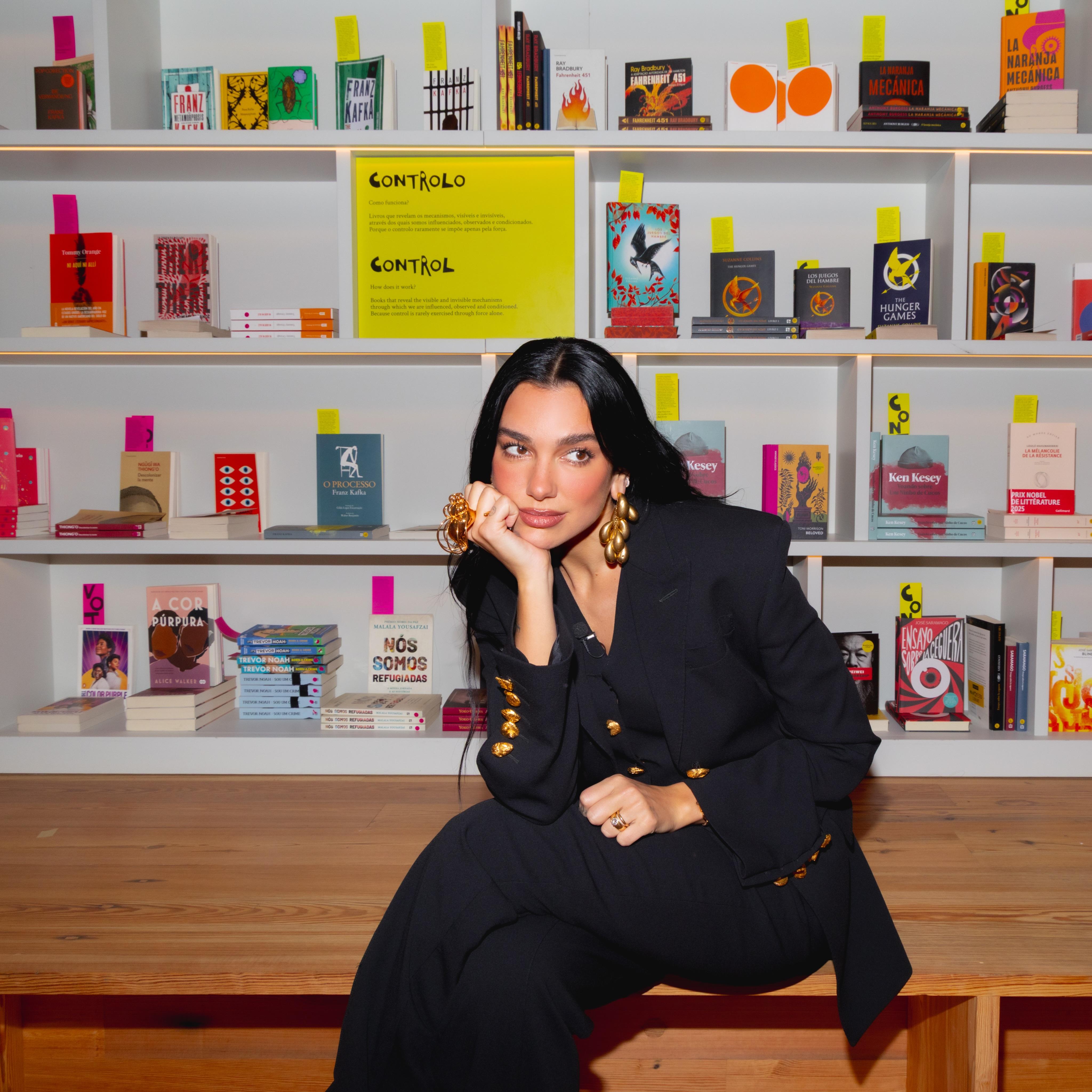 Dua Lipa na livraria Lello, no Porto, para inaugurar projeto literário Manifesto Library - foto/Instagram