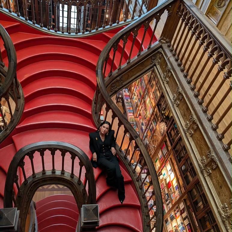 Dua Lipa na livraria Lello, no Porto, para inaugurar projeto literário Manifesto Library - foto/Instagram