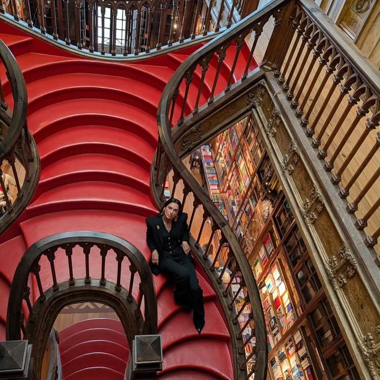 Dua Lipa na livraria Lello, no Porto, para inaugurar projeto literário Manifesto Library - foto/Instagram