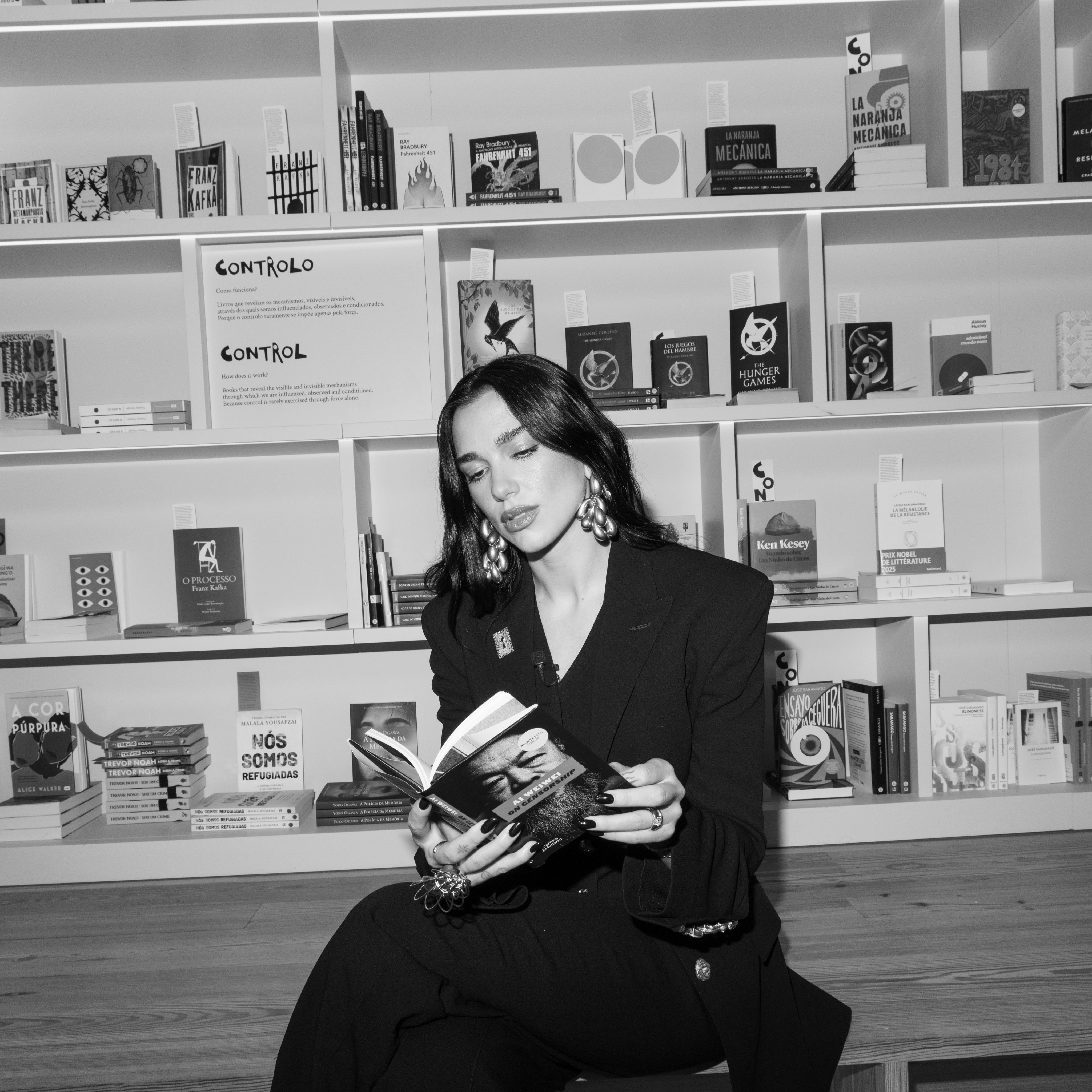 Dua Lipa na livraria Lello, no Porto, para inaugurar projeto literário Manifesto Library - foto/Instagram