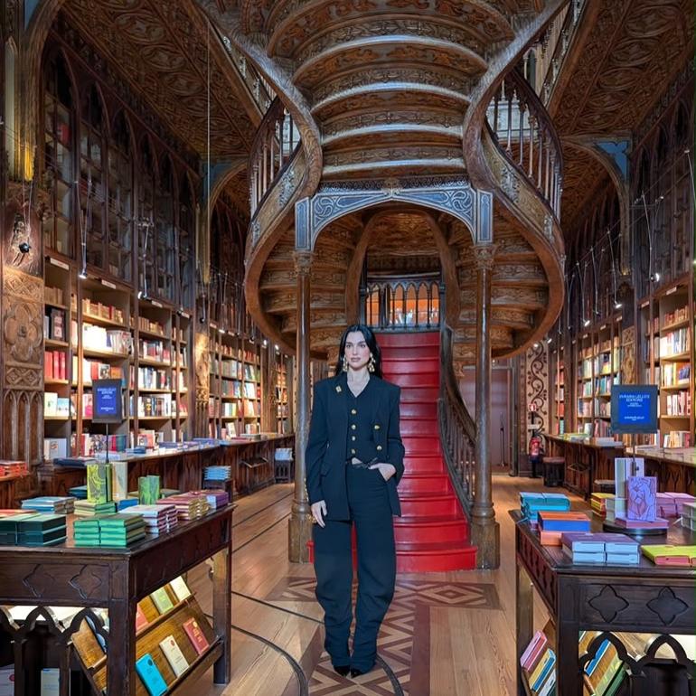 Dua Lipa na livraria Lello, no Porto, para inaugurar projeto literário Manifesto Library - foto/Instagram