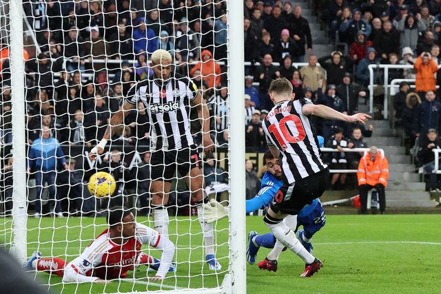 Newcastle abate Arsenal no St James Park com golo polémico de Anthony Gordon