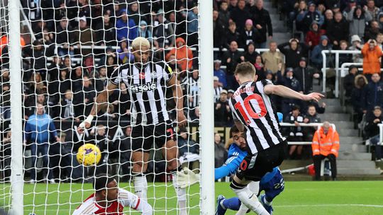 Newcastle abate Arsenal no St James Park com golo polémico de Anthony Gordon