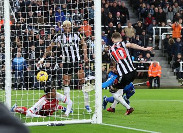 Newcastle abate Arsenal no St James Park com golo polémico de Anthony Gordon