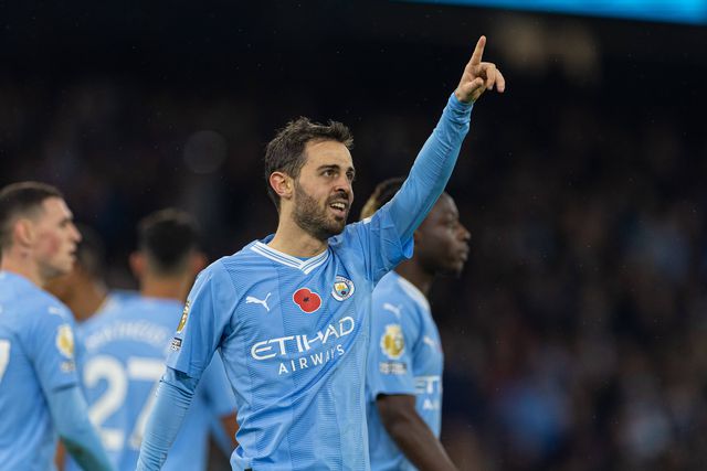 Saída rápida do Man. City e Bernardo acaba a 'picar' sobre o guarda-redes (vídeo)