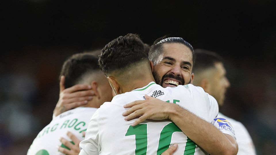 Betis vence e sobe a quinto à condição