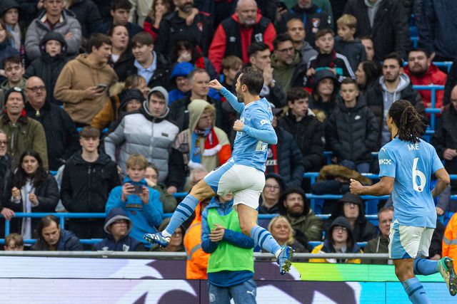 Bernardo Silva bisa, Manchester City goleia e sobe, à condição, à liderança