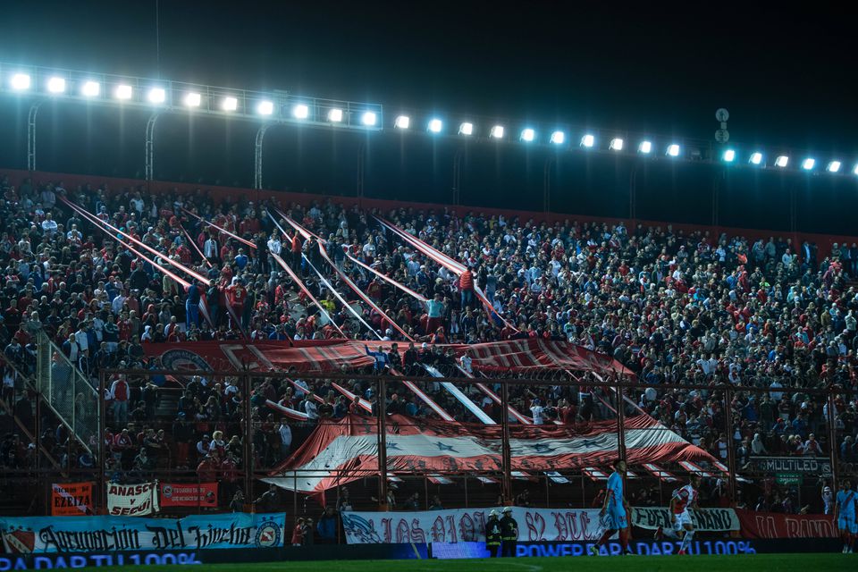 Vídeo: Arsenal-Gimnasia teve problemas de iluminação e o homem do jogo foi... o eletricista