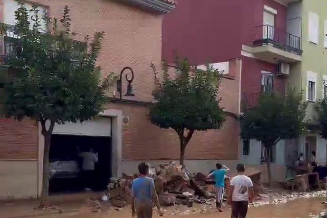 Na tragédia de Valência, uma bola a rolar na lama é sinal de esperança (VÍDEO)
