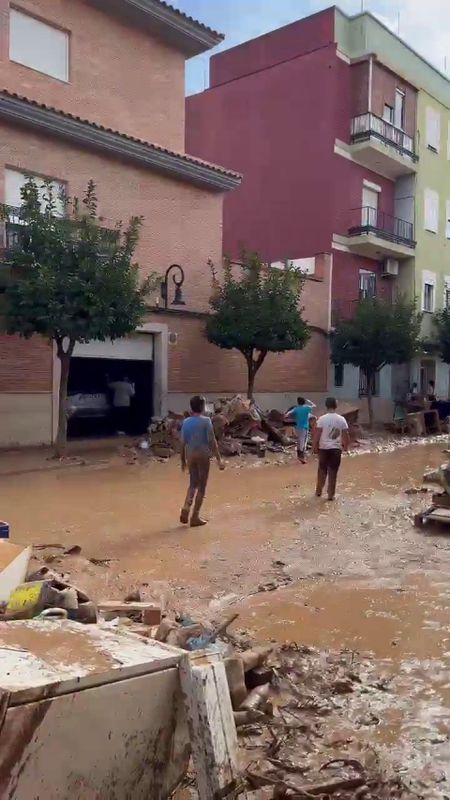 Na tragédia de Valência, uma bola a rolar na lama é sinal de esperança (VÍDEO)