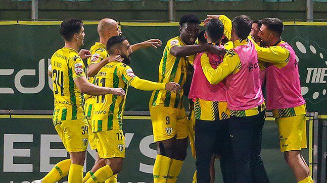 Tondela regressa à liderança com vitória segura frente à Oliveirense