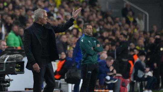 VÍDEO: Mourinho invade relvado para comemorar, mas festejo... corre mal