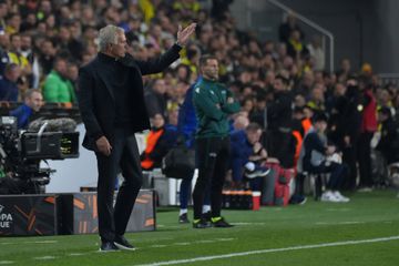 VÍDEO: Mourinho invade relvado para comemorar, mas festejo... corre mal