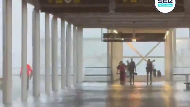Aeroporto El Prat vira piscina: cheias atingem Barcelona