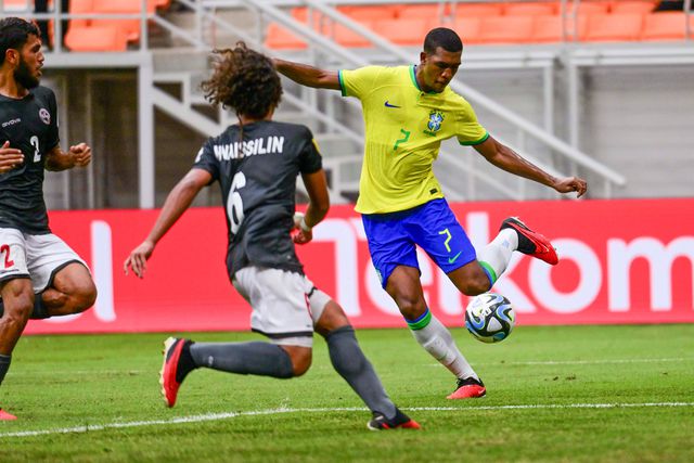 Lyon em negociações por promessa brasileira