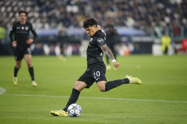 O momento do remate de Maxi Araújo - Foto: IMAGO