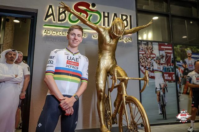 Tadej Pogacar e a sua estátua dourada de uma das suas icónicas celebrações (Filippo Barcatta/UAE Team Emirates-XRG)