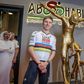 Tadej Pogacar e a sua estátua dourada de uma das suas icónicas celebrações (Filippo Barcatta/UAE Team Emirates-XRG)