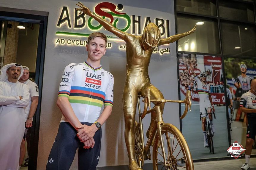 Tadej Pogacar e a sua estátua dourada de uma das suas icónicas celebrações (Filippo Barcatta/UAE Team Emirates-XRG)