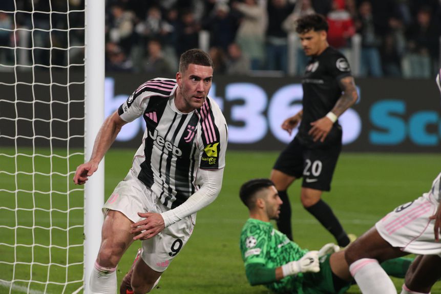 Vlahovic corre a festejar depois de ter batido Rui Silva e assinado o golo da Juventus - Foto: Imago