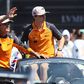 Lando Norris acena, ao lado de Piastri, durante o desfile antes do GP México. IMAGO