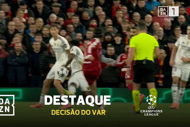 Polémica em Anfield? VAR não assinalou penálti para o Liverpool