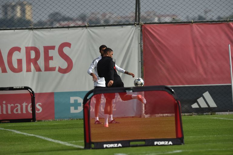 Bah com bola no treino do Benfica - Foto: Miguel Nunes