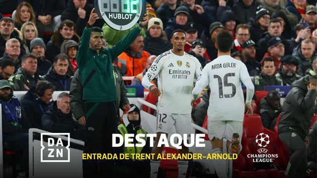 Trent Alexander-Arnold assobiado no regresso a Anfield