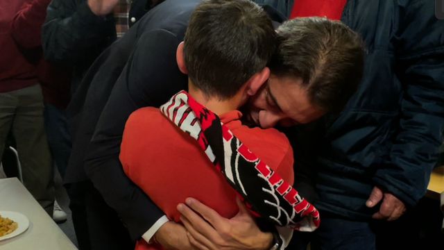 Rui Costa abraça jovem adepto que se emocionou — Foto A BOLA