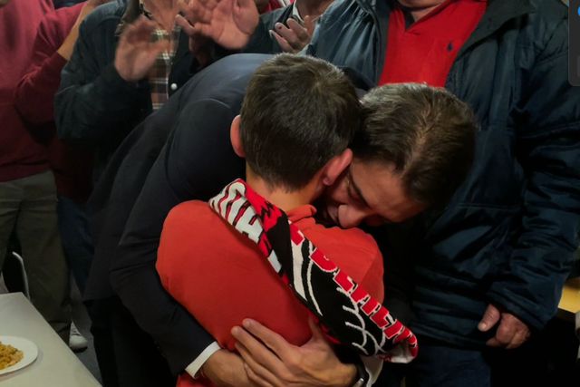Rui Costa abraça jovem adepto que se emocionou — Foto A BOLA