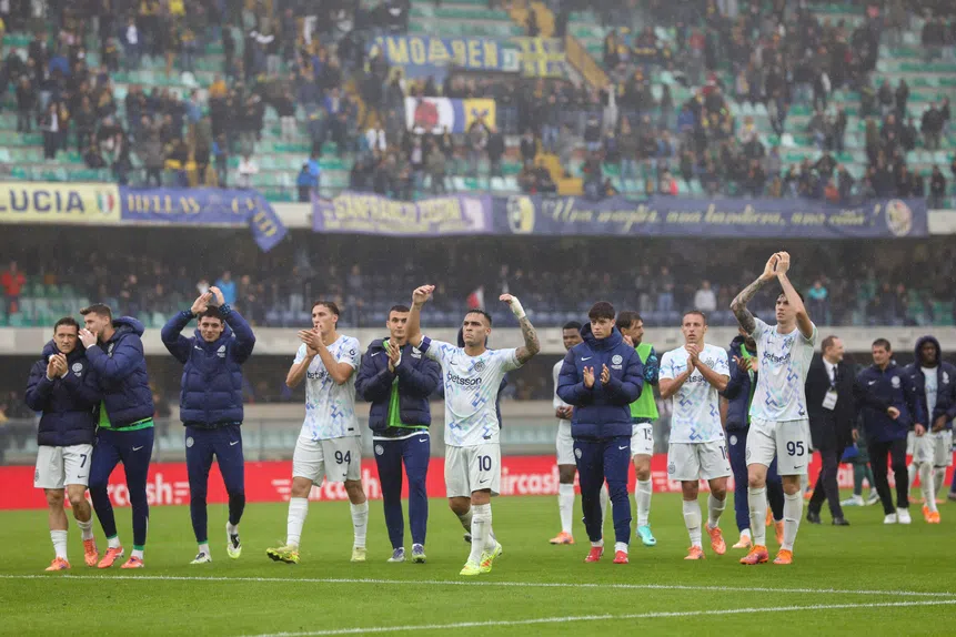 Estagiários festejam golo... e vão à rua!