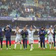 Jogadores do Inter celebram vitória nos descontos em Verona