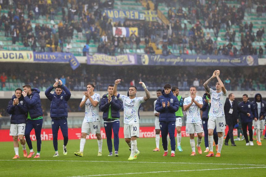 Jogadores do Inter celebram vitória nos descontos em Verona